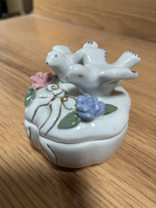 Szkatułka ceramiczna.