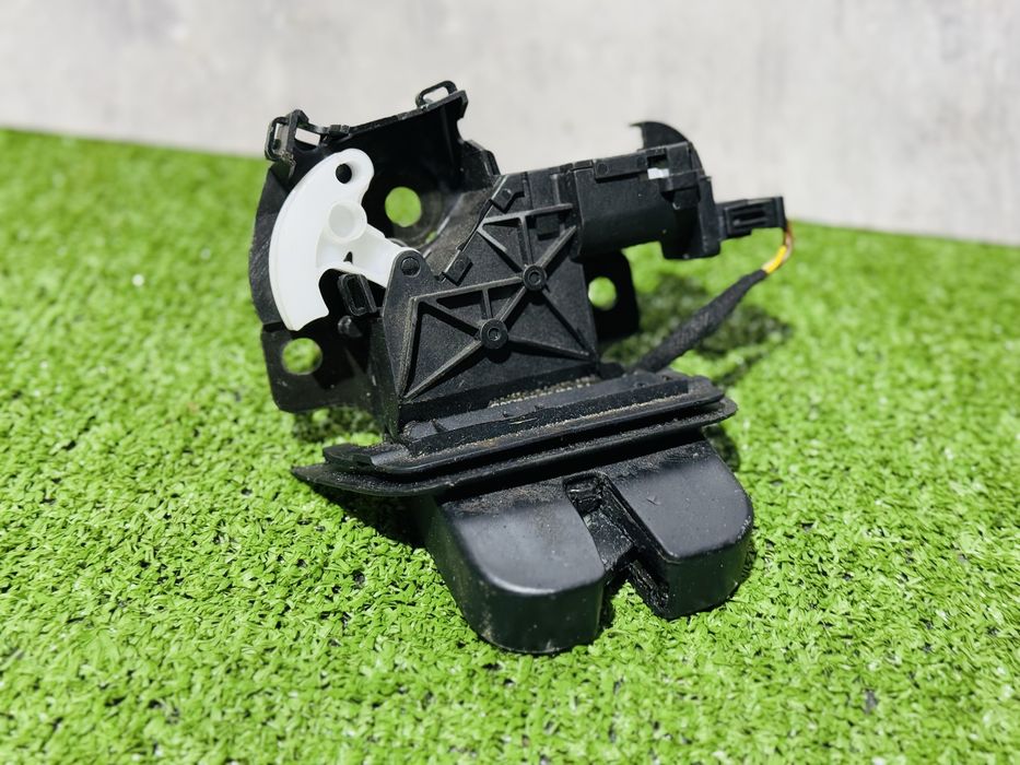 Замок задній ляди Ауді А4 Б6 7 кришки багажника Audi A4 B6 7