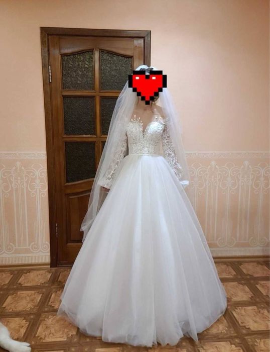 Весільна сукня з довгим рукавом