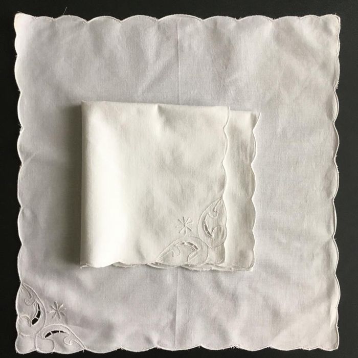 Komplet 12 nowych serwetek haft richelieu maszynowy na białym płótnie