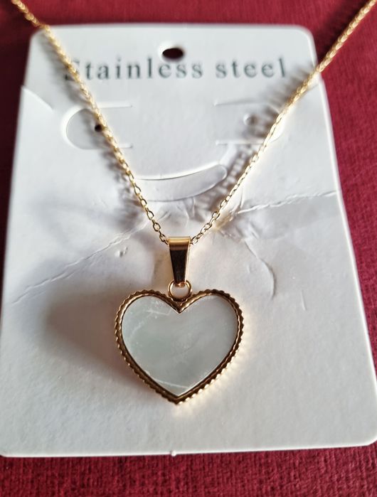 Colar dourado, em aço, com coração em madrepérola. 24cm