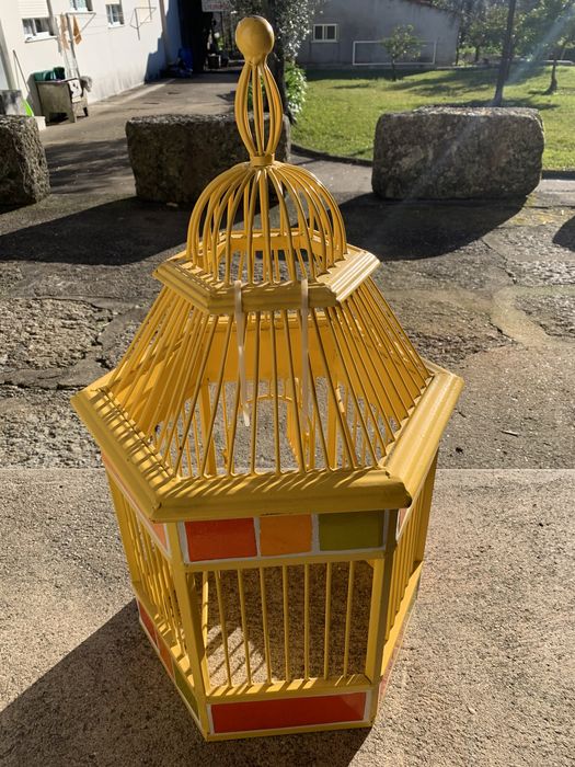 Gaiola decorativa amarela com retoques vermelho, laranja e verde 68 cm