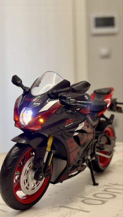 Модель мотоцикла Suzuki GSX-R 1:12