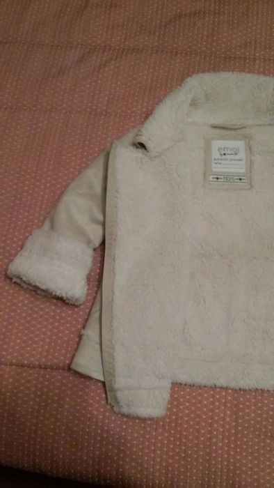 Casaco quentinho com fecho e bolsos à frente, revestido a pêlo