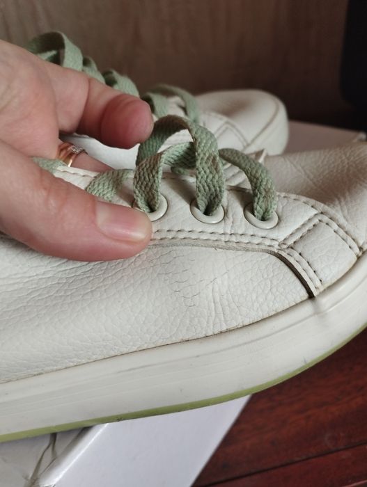 Белые кеды кроссовки 
В хорошем