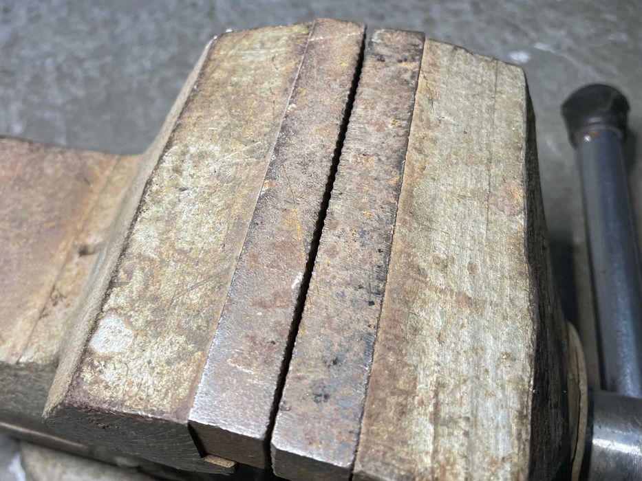 Тиски слесарные металлические