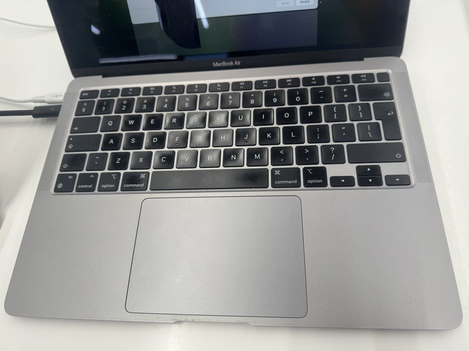 Macbook, zakupiony rok temy, uszkodzona matryca
