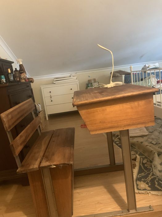 Secretaria escolar dos anos 50  muito estimada e totalmente funcional. Estava no quarto do meu neto, mas  ele já não cabe.Estou a refazer o quarto .