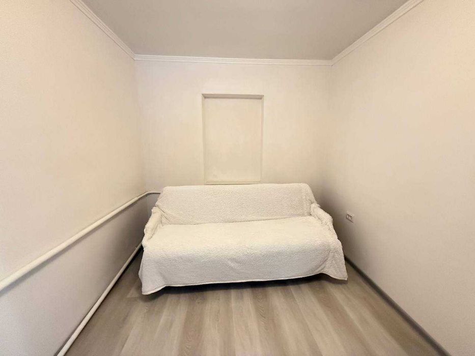 Здається компактний будинок з новим ремонтом, техніка та меблі.