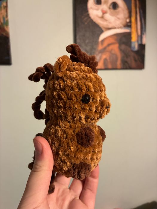 Mały pluszowy koń na szydełku