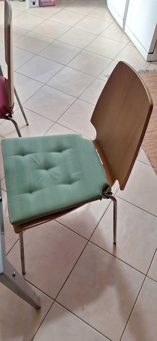 Conjunto Mesa de Vidro (140x80) + 4 Cadeiras – Estilo e Conforto