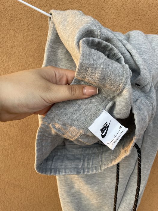 Fato de treino nike tech femenino, muito pouco uso, em otimo estado.