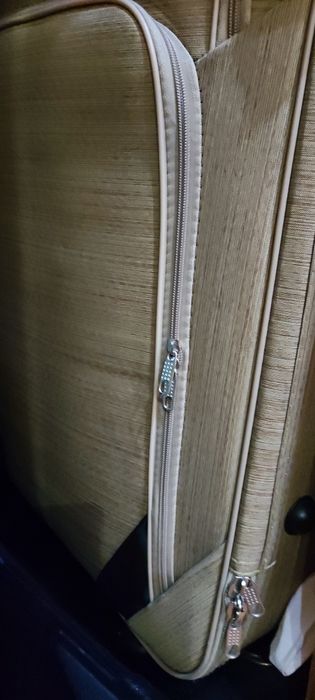 Валіза велика,хорошої якості у відмінному стані.