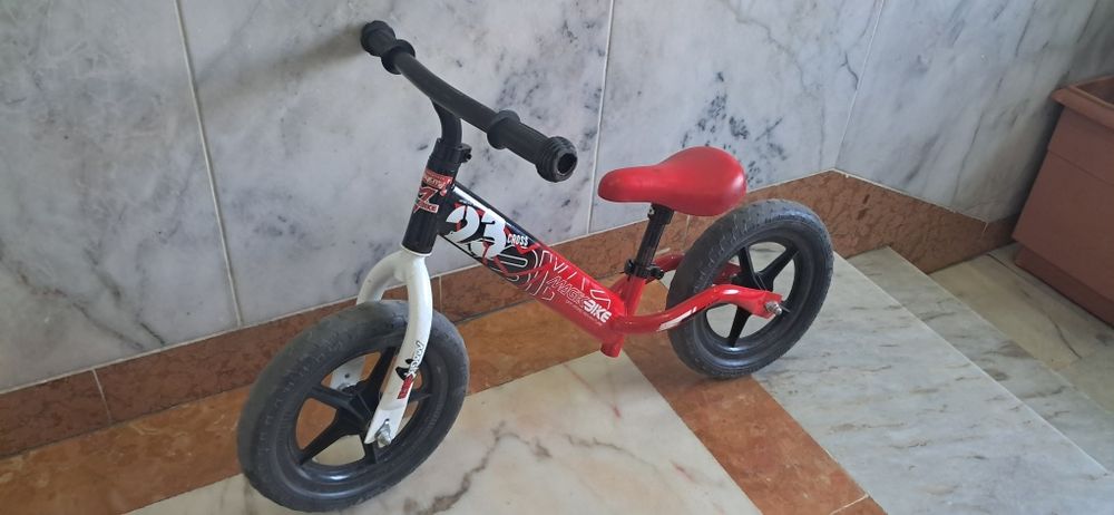 Bicicleta sem pedais vermelha, preta e branca em ótimo estado.