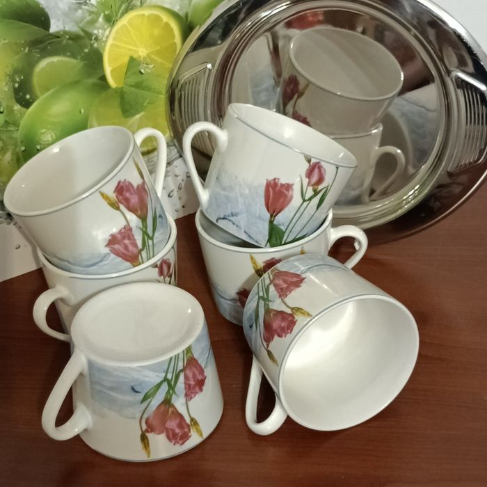 Filiżanki porcelanowe na kawę lub herbatę.