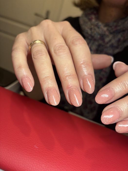 Манікюр,нарощення,укріплення нігтів