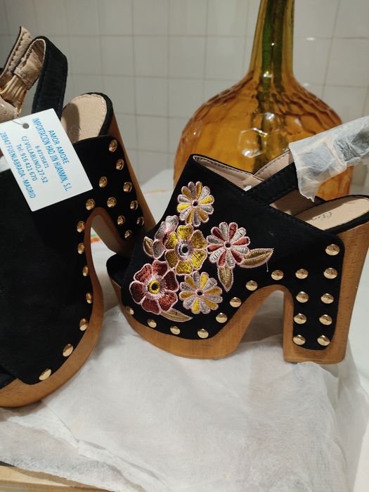 Socas pretas com bordado