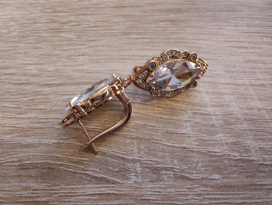 Kolczyki ze złoconego metalu