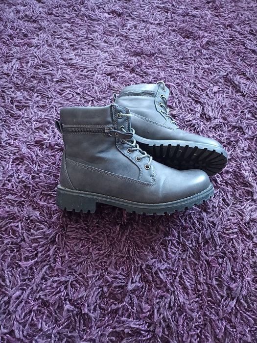 Szare ocieplane trapery 38