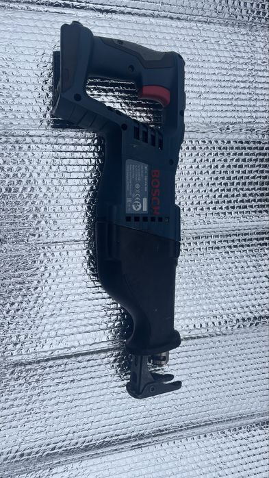 Сабильна пила Bosch 18 V LI