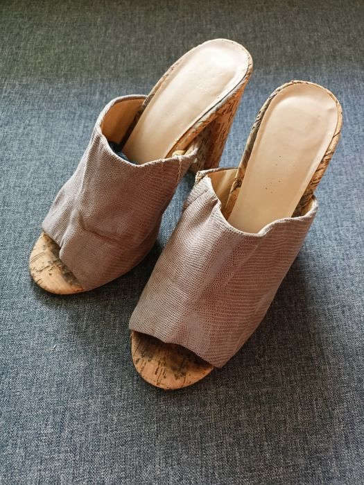 Beżowe chodaki damskie na słupku rozm. 38