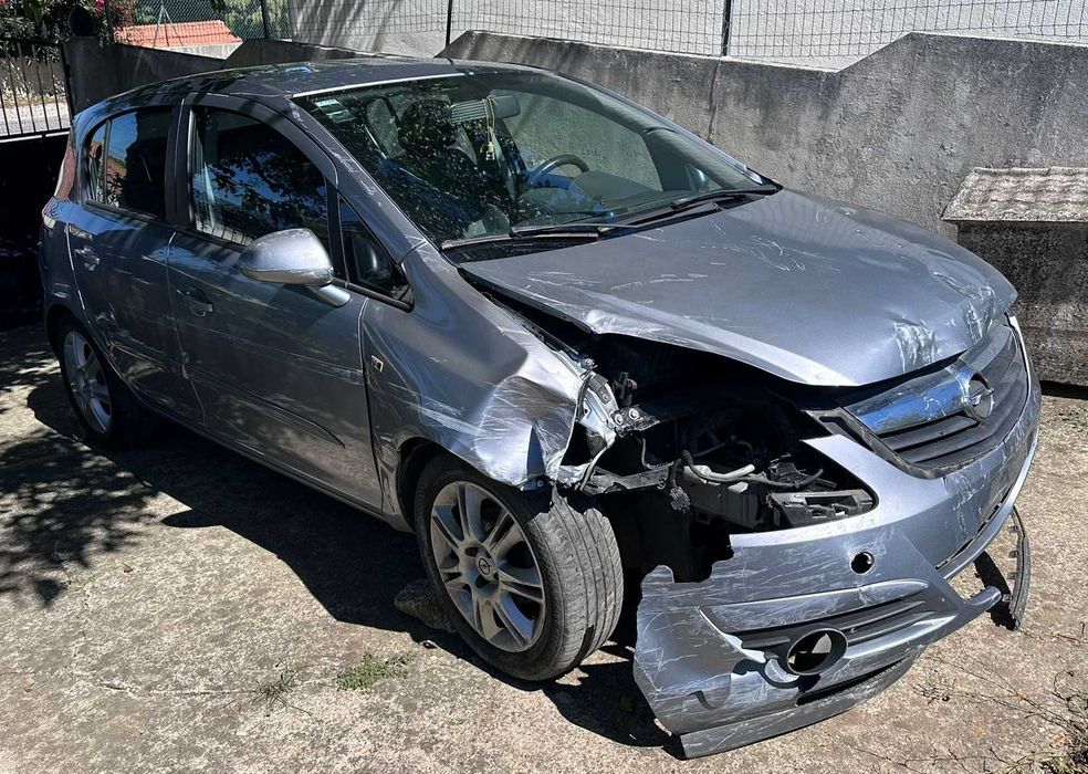 Opel Corsa 1.2 Cosmo Gasolina 06/2007 para Reparação (motor a trabalhar)