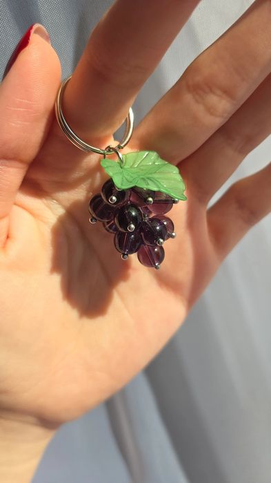 Brelok handmade - ciemnofioletowe winogrono