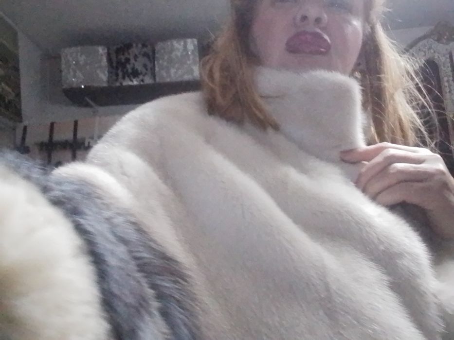 Futro z norek. Jasny kremowy kolor.