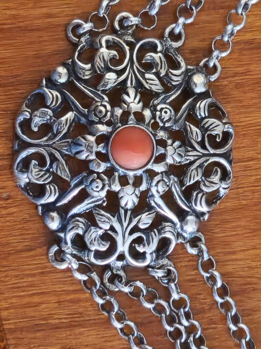 Srebny naszyjnik z koralem