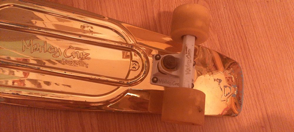 Skate dourado Marley Cruz