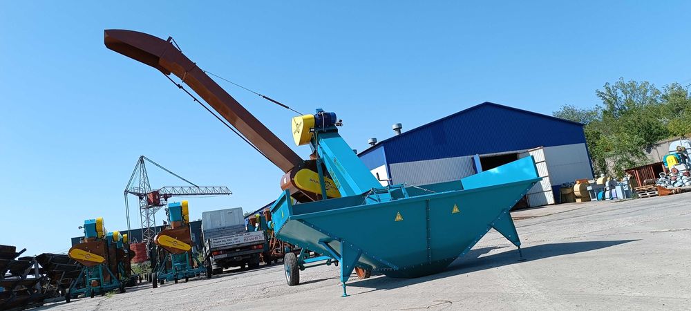 Зернометач самопересувний ЗМБ-120У «Булава», завантаження зерновозів