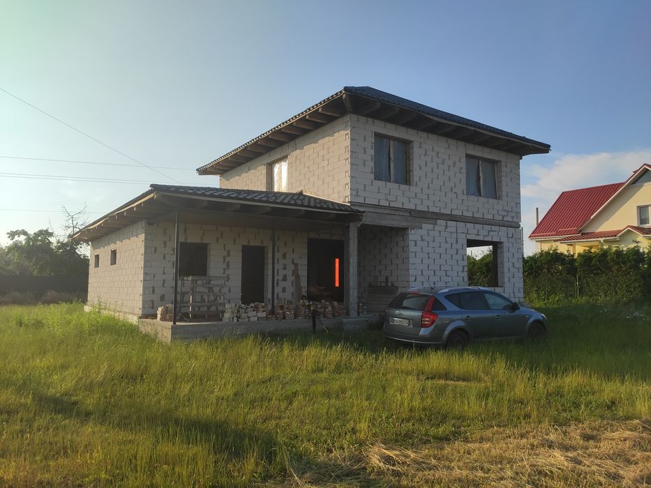 Двоповерховий будинок в селі Руська Поляна