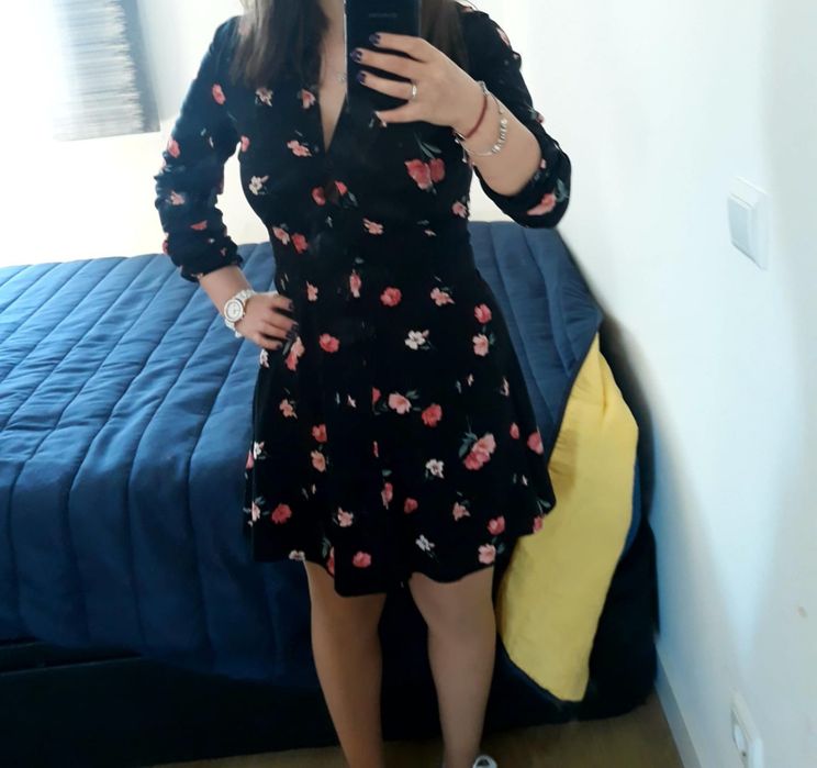 Vestido preto com flores da H&M