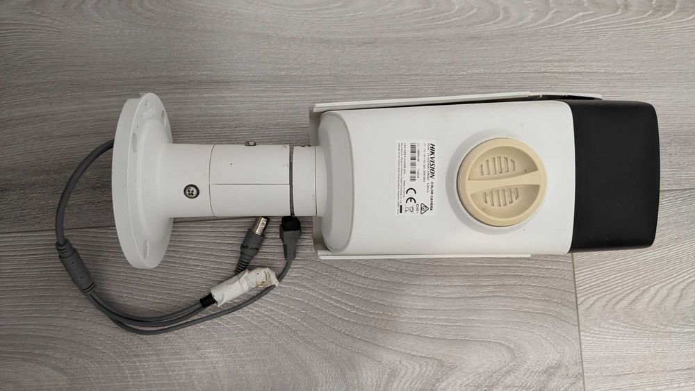 Biała Używana Kamera Analogowa Monitoring Hikvision HD WDR 2Mpx 5-50mm