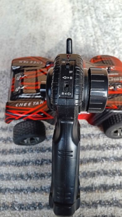 Carinho telecomandado com suspensão