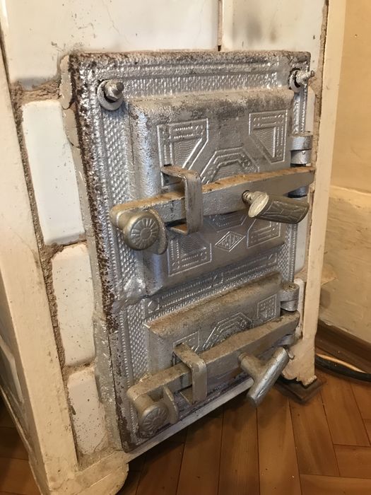 Stary piec kaflowy elektryczny, wysokość 97 cm, sprawny.