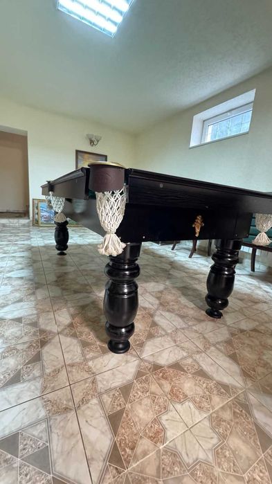 Більярдний стіл 220*120 см. З набором для гри .