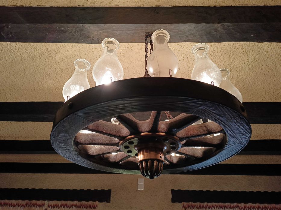 Mobília rústica de madeira maciça