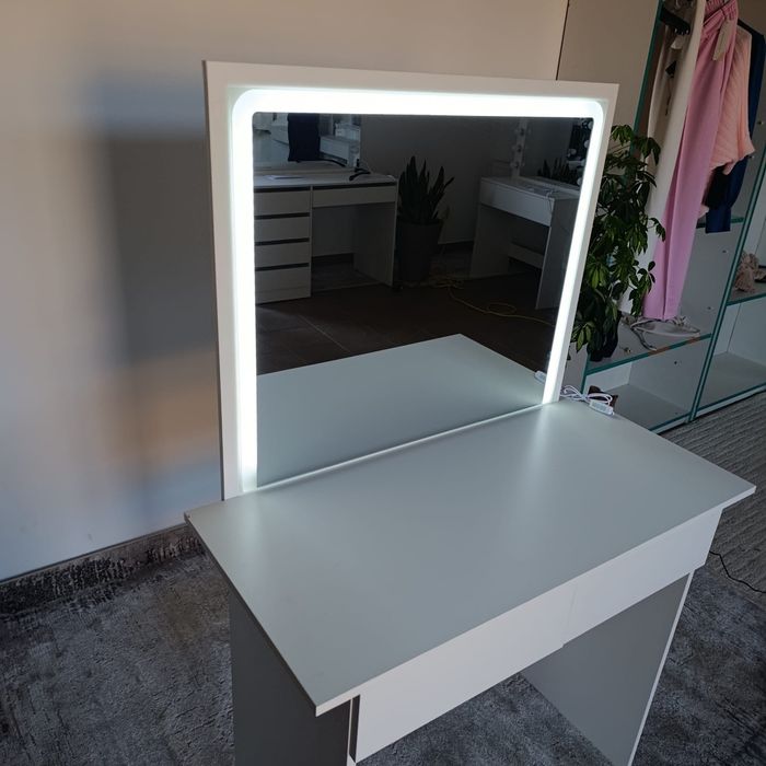 Nowa toaletka kosmetyczna z dużym lustem led