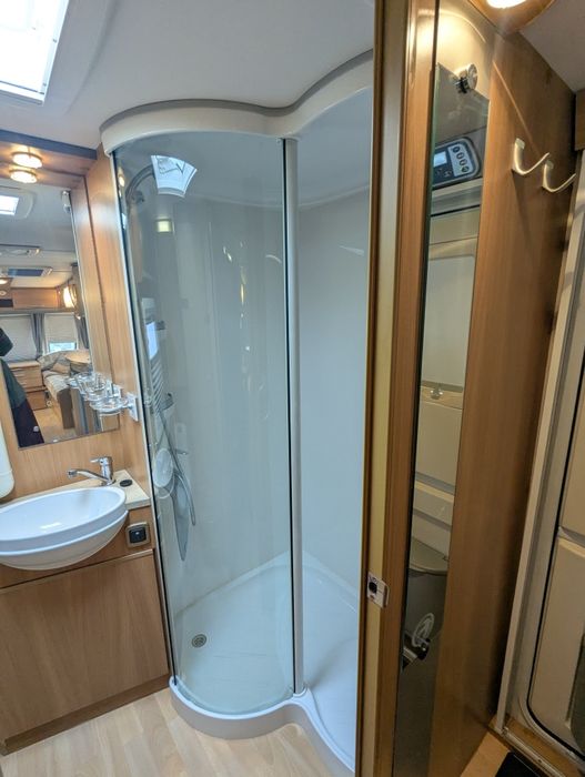 /Caravana/ Impecável/4 pessoas/levo ao local