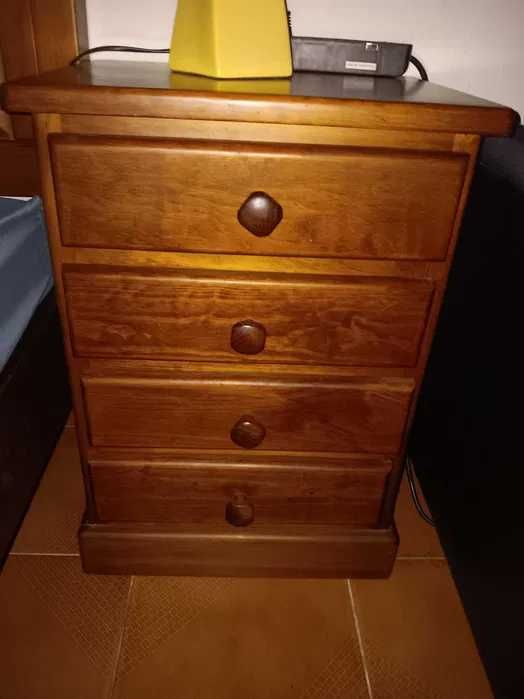 Moveis de quarto de casal em excelente estado.