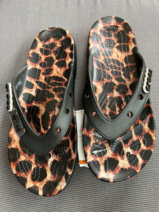 crocs flip japonki w7 roz 37/38  24 cm czarna panterka