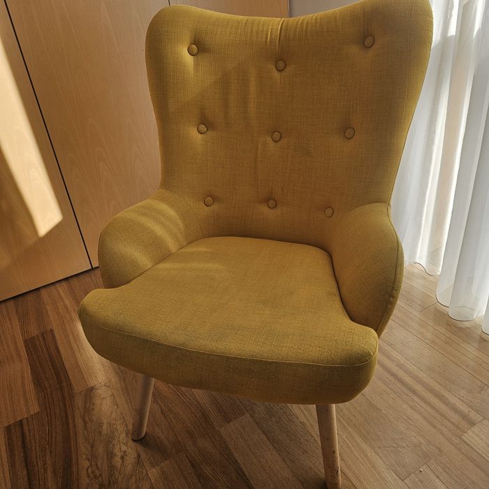 Poltrona em tecido amarelo