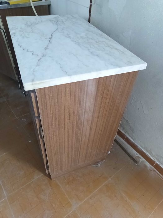 Móvel com tampo em mármore 90x80x50cm