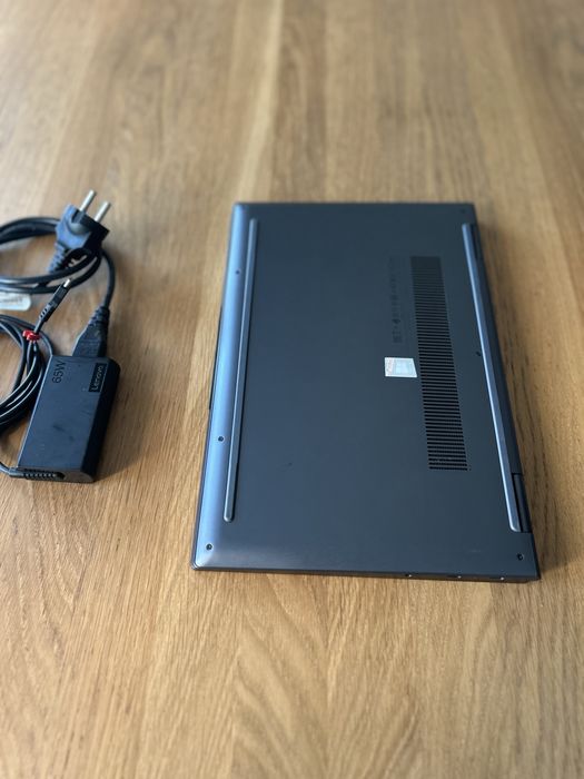 Lenovo Yoga 7 2-in-1, portátil premium com ecrã tátil