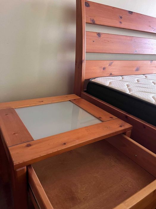 Cama de Casal em Madeira Maciça + 2 Mesas de Cabeceira + Colchão 160x200