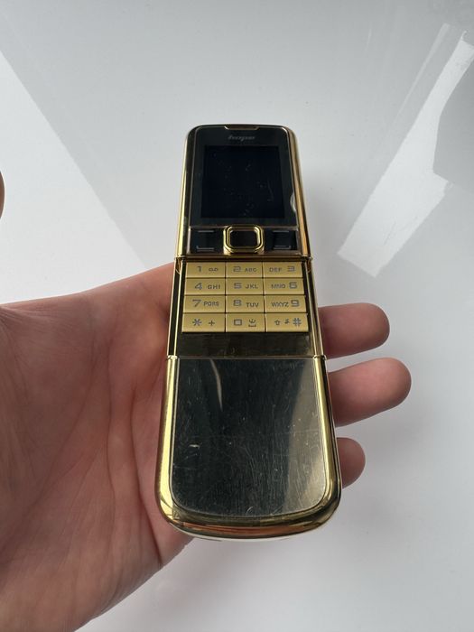 Новий кнопковий телефон у преміальному металевому корпусі Стиль Nokia