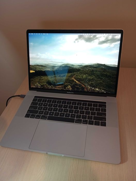 MacBook Pro (2018) 15″ – Intel Core i7 2.6GHz 6‑cœurs CPU – 16 Go RAM – SSD 256 Go – Argent - Remis à neuf - Ordinateurs portables - Apple Macbook