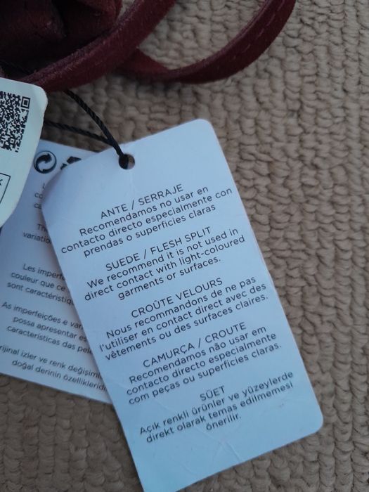 Mala pequena em cabedal camurça nova