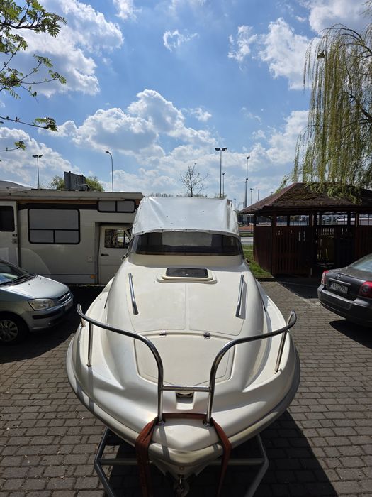 Łódź motorowa kabinowa